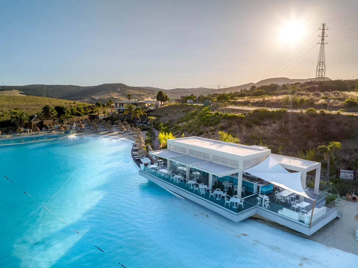 Laguna artificial Alcazaba Lagoon en Casares cerca de Estepona con playa, hamacas y restaurante